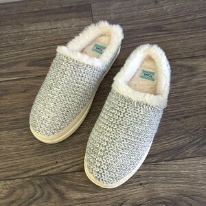 Brand new Tom’s slippers